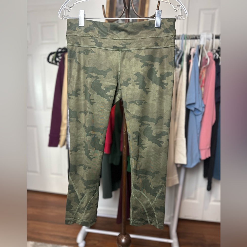 LULULEMON green camo 23" Inseam Athletic Pants 6 - Picture 1 of 6